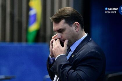 Flávio Bolsonaro admite cobrança a Vorcaro, mas nega crime