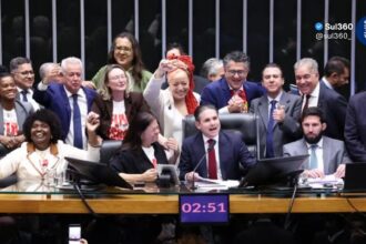 Câmara aprova PEC que acaba com escala 6x1; proposta segue agora para o Senado