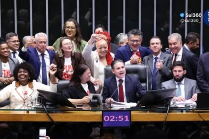 Câmara aprova PEC que acaba com escala 6x1; proposta segue agora para o Senado