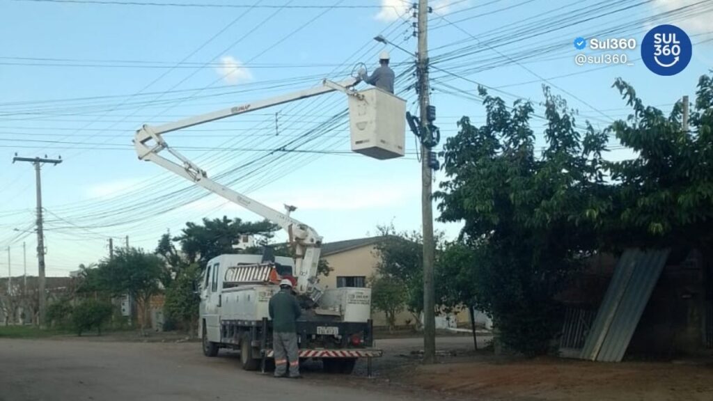 Manutenção na iluminação pública avança em ruas do bairro Viegas