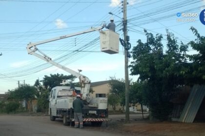 Manutenção na iluminação pública avança em ruas do bairro Viegas