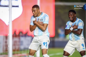 O Grêmio voltou a vencer fora de casa após 104 dias ao derrotar o Deportivo Riestra por 3 a 0, na noite desta terça-feira, no estádio Nuevo Gasómetro, em Buenos Aires, pela quarta rodada da Copa Sul-Americana. Carlos Vinícius, Amuzu e Braithwaite marcaram os gols da equipe gaúcha.