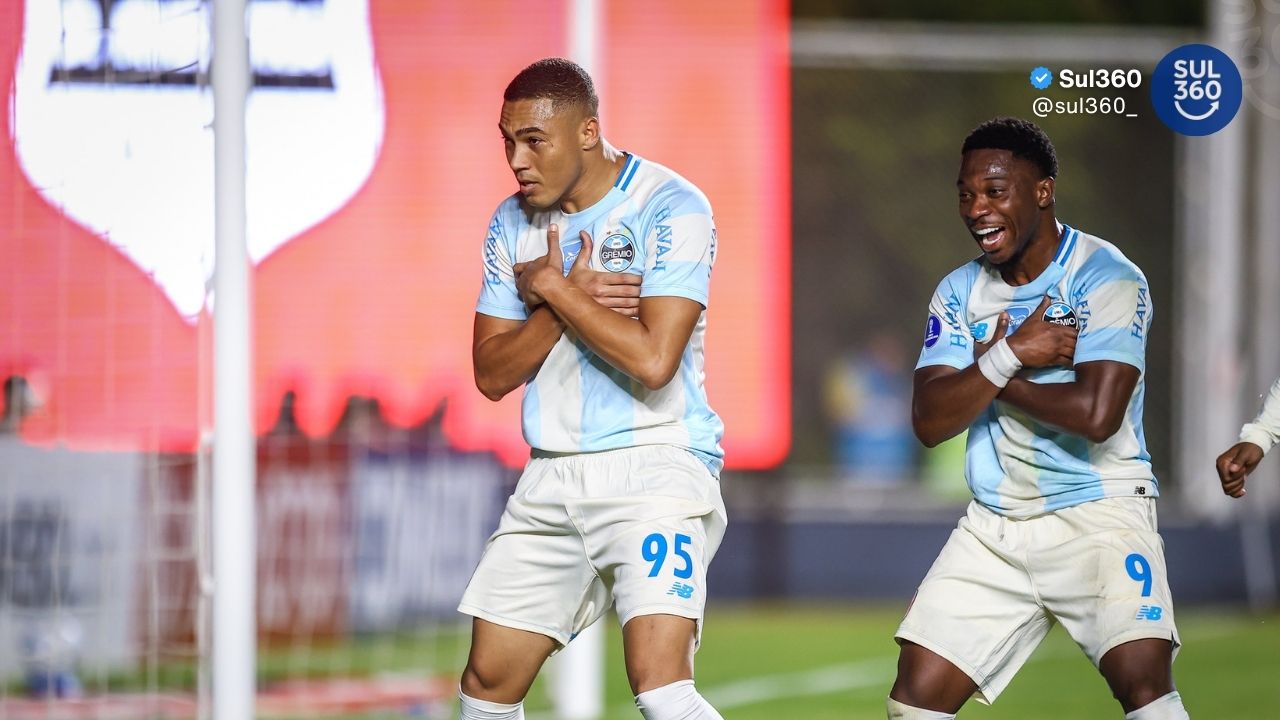 O Grêmio voltou a vencer fora de casa após 104 dias ao derrotar o Deportivo Riestra por 3 a 0, na noite desta terça-feira, no estádio Nuevo Gasómetro, em Buenos Aires, pela quarta rodada da Copa Sul-Americana. Carlos Vinícius, Amuzu e Braithwaite marcaram os gols da equipe gaúcha.