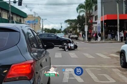Carro e motocicleta se envolvem em colisão no Centro de Camaquã
