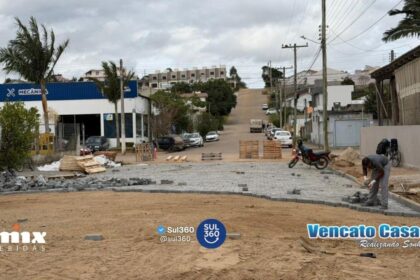 Iniciado o calçamento na rua Cap. Cezar Pantaleão no bairro Dona Tereza