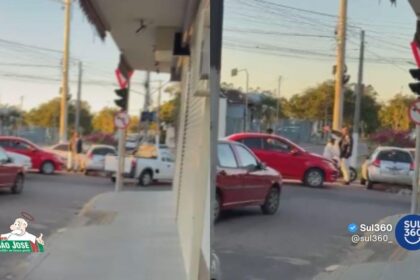 Colisão entre dois carros deixa trânsito lento em rótula do Centro de Camaquã
