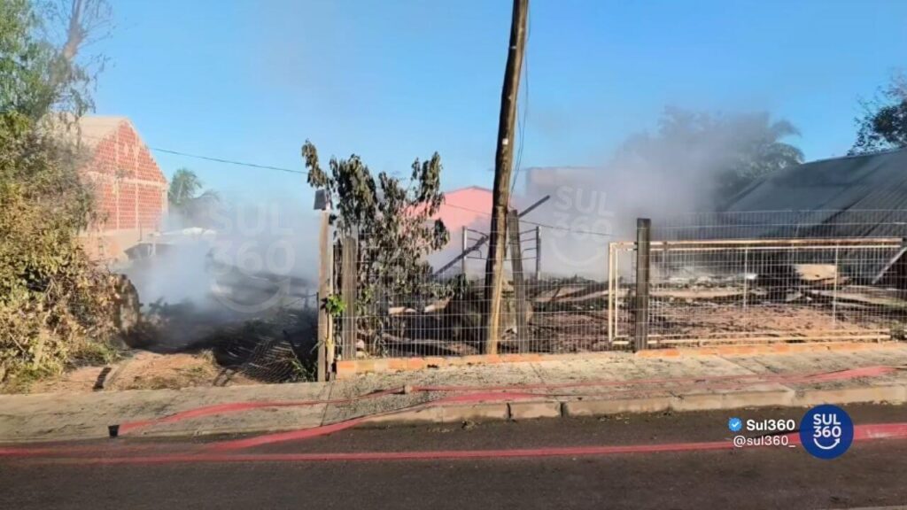 Incêndio destrói casas, caminhão e deixa um homem morto em Cristal