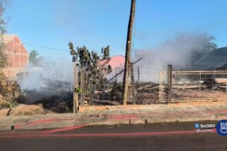 Incêndio destrói casas, caminhão e deixa um homem morto em Cristal