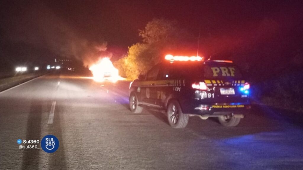 Incêndio destrói veículo na BR-290, em Eldorado do Sul