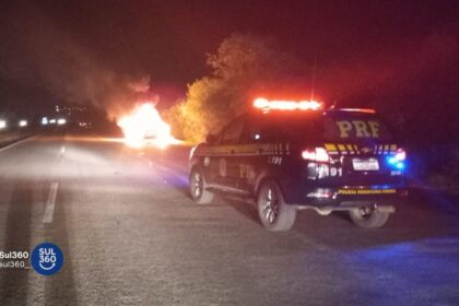 Incêndio destrói veículo na BR-290, em Eldorado do Sul