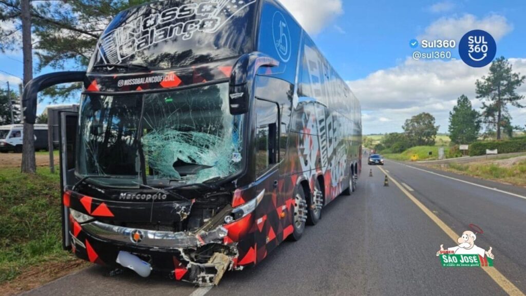 Motociclista de 22 anos morre em colisão com ônibus da Banda Nosso Balanço na BR-287