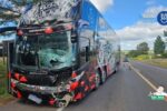 Motociclista de 22 anos morre em colisão com ônibus da Banda Nosso Balanço na BR-287