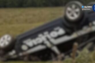 Viatura da Polícia Civil de Camaquã capota na BR-290 em Eldorado do Sul