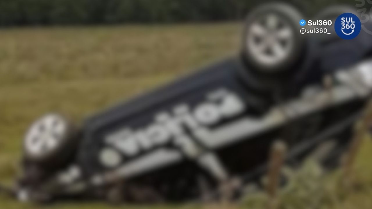 Viatura da Polícia Civil de Camaquã capota na BR-290 em Eldorado do Sul