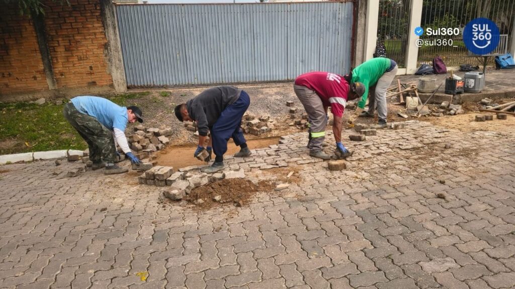 Prefeitura realiza reparos no calçamento da Rua Francisco Luís Pereira da Silva