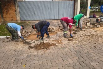 Prefeitura realiza reparos no calçamento da Rua Francisco Luís Pereira da Silva