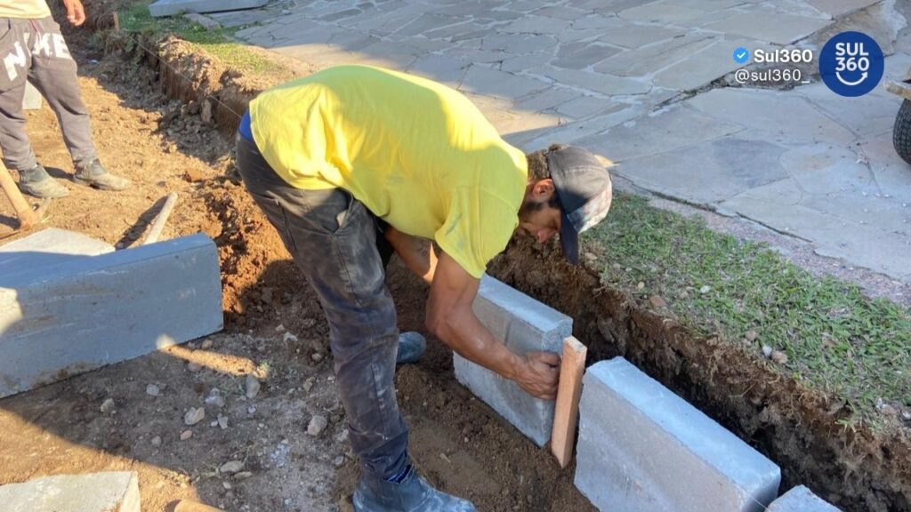 Obras de calçamento são iniciadas na Rua Garibaldi no Bairro Dona Tereza