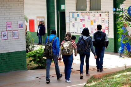 Projeto em análise no Senado prevê pausas para descanso e espaços de acolhimento nas escolas