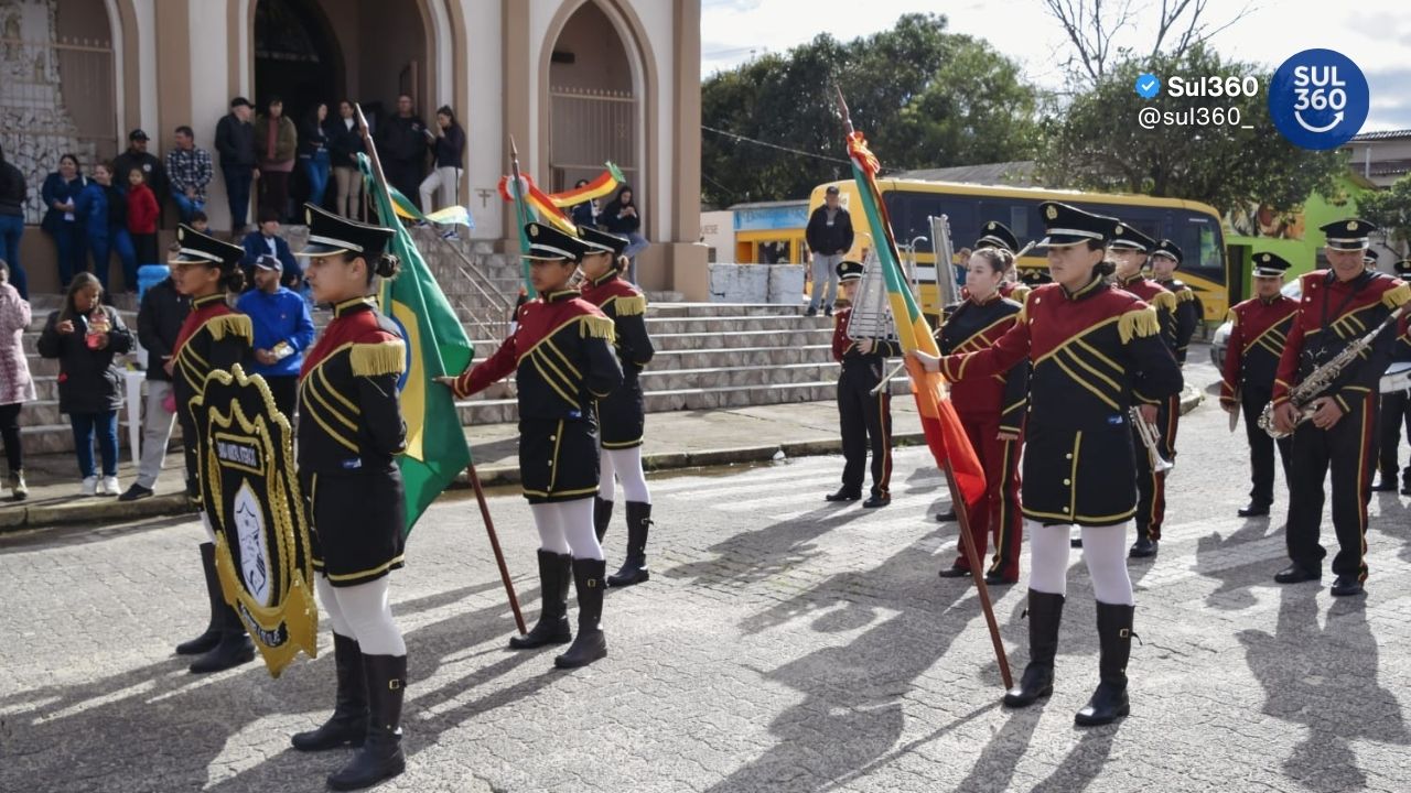 Bandas de Tapes e Sentinela do Sul recebem reconhecimento de maestro campeão mundial