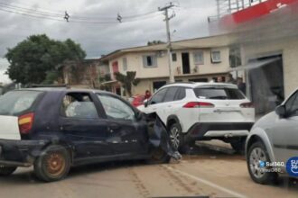 Motorista causa acidente com danos em quatro veículos em avenida de Camaquã