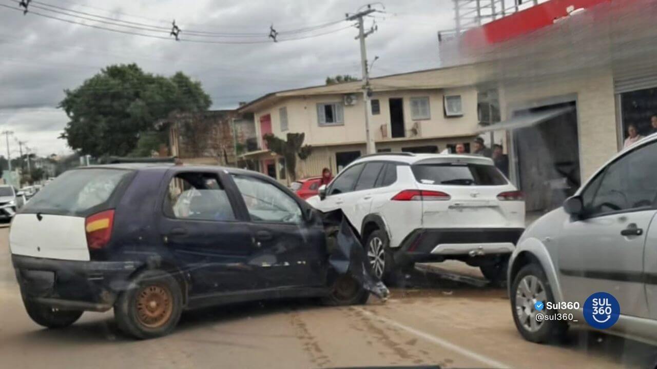 Motorista causa acidente com danos em quatro veículos em avenida de Camaquã