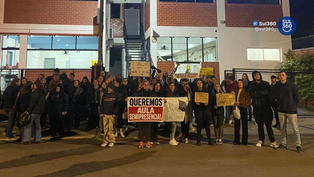 Alunos protestam em frente ao polo da Uniasselvi em Camaquã