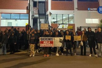Alunos protestam em frente ao polo da Uniasselvi em Camaquã