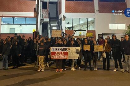 Alunos protestam em frente ao polo da Uniasselvi em Camaquã