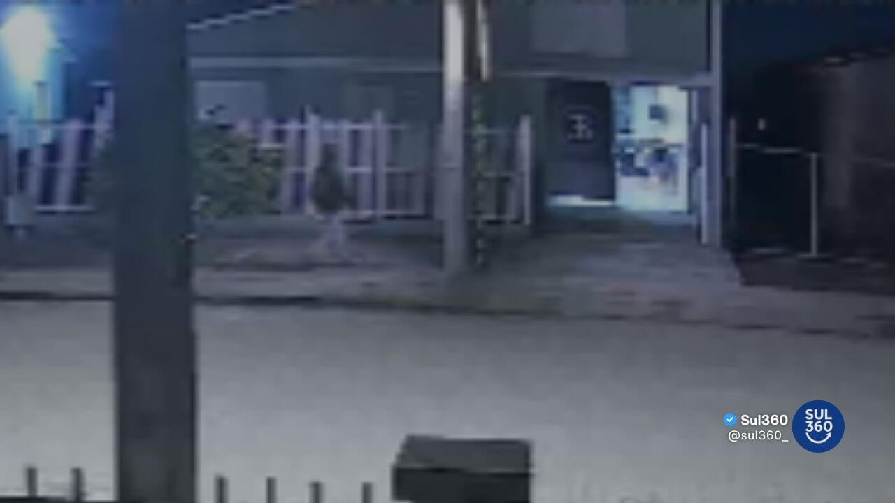 Câmera flagra furto de bicicleta no bairro Viégas, em Camaquã