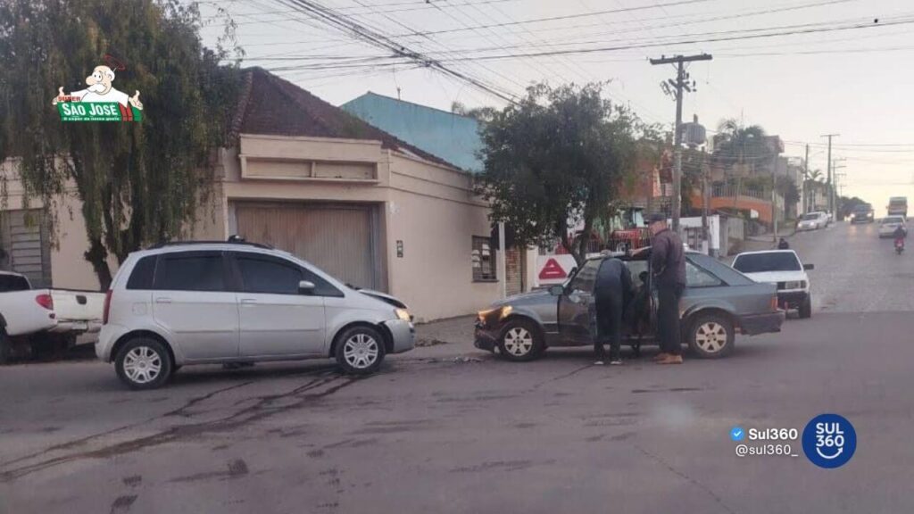 Colisão frontal envolve dois carros em cruzamento de Camaquã