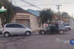 Colisão frontal envolve dois carros em cruzamento de Camaquã