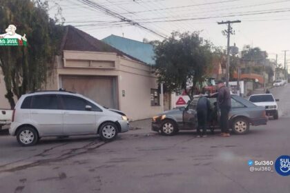 Colisão frontal envolve dois carros em cruzamento de Camaquã