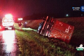Caminhoneiro morre após tombamento na BR-116, em Barra do Ribeiro