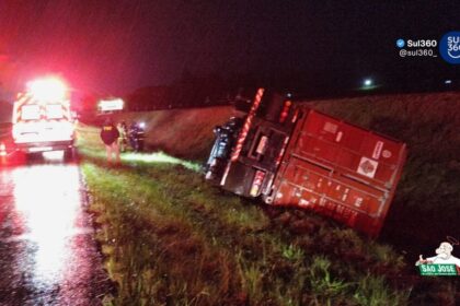 Caminhoneiro morre após tombamento na BR-116, em Barra do Ribeiro
