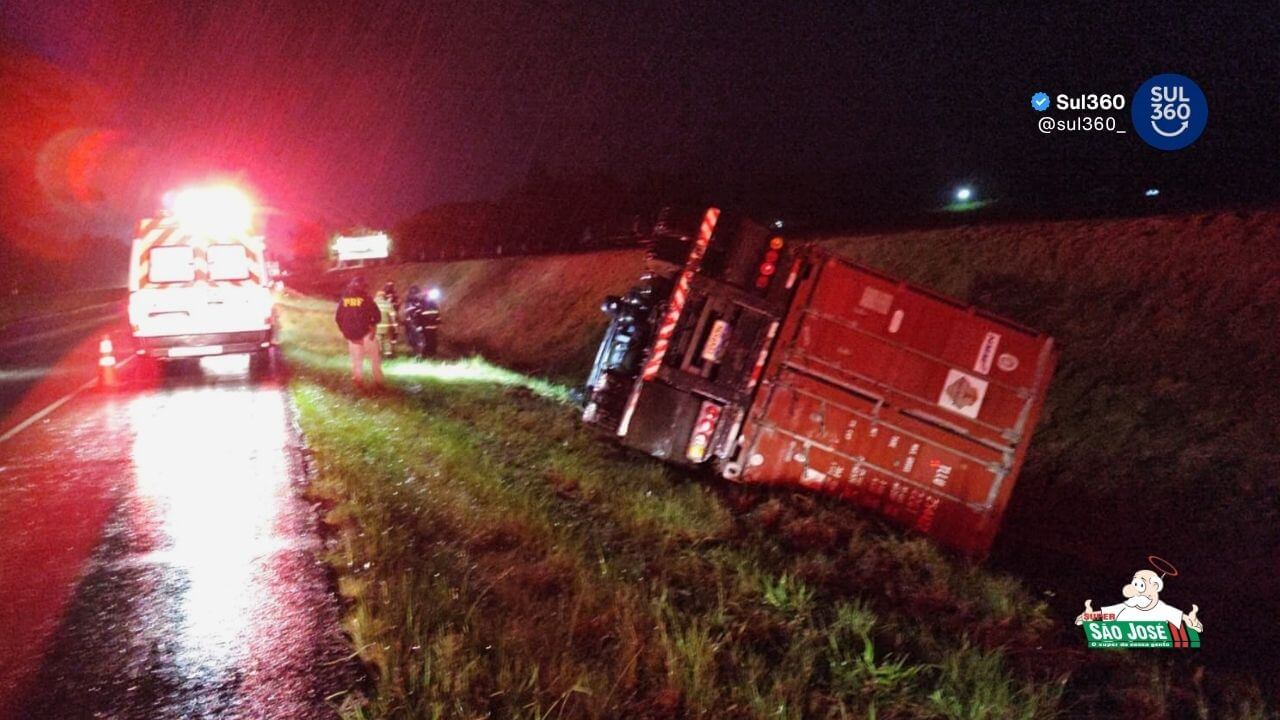Caminhoneiro morre após tombamento na BR-116, em Barra do Ribeiro