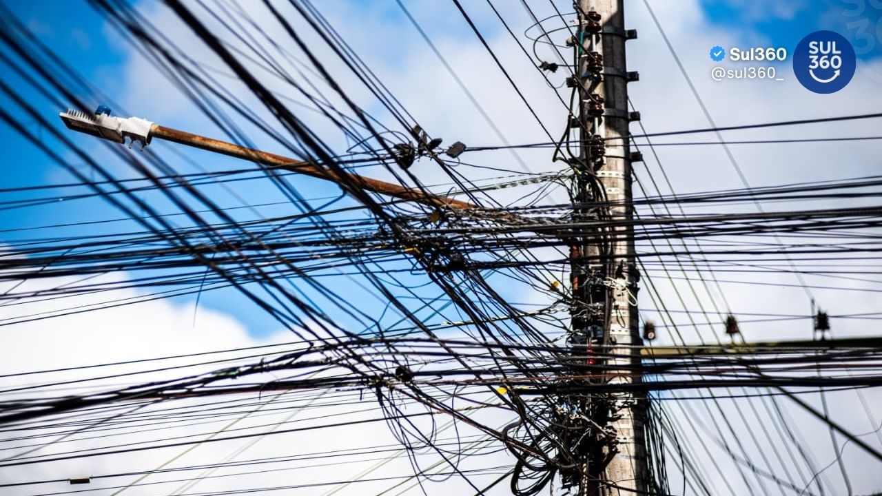 Operação Poste Limpo tem início em Camaquã para organizar fiação urbana