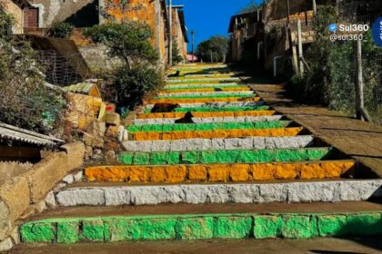 Escadão do bairro Bom Sucesso recebe revitalização com nova pintura