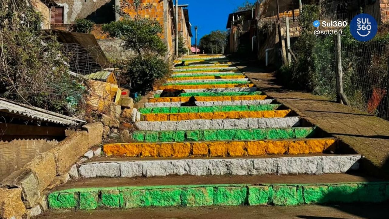 Escadão do bairro Bom Sucesso recebe revitalização com nova pintura
