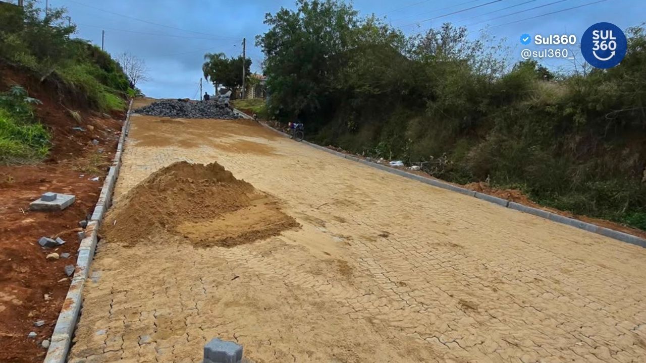 Rua Colômbia recebe obras de calçamento por meio de parceria entre Prefeitura e moradores