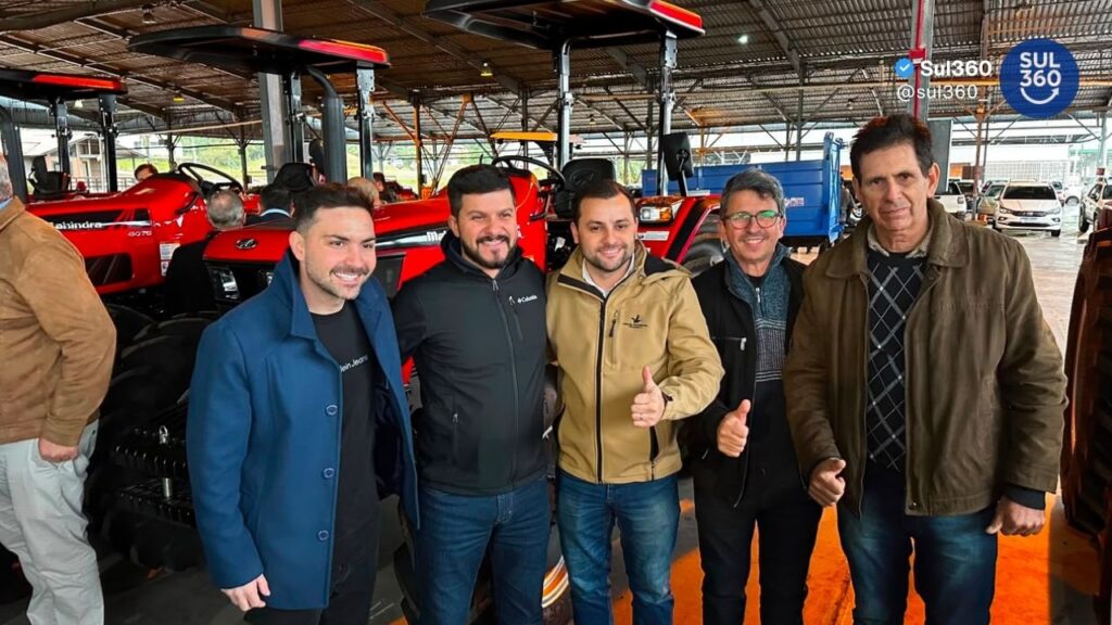 Camaquã recebe novo trator para reforçar atendimento aos produtores rurais