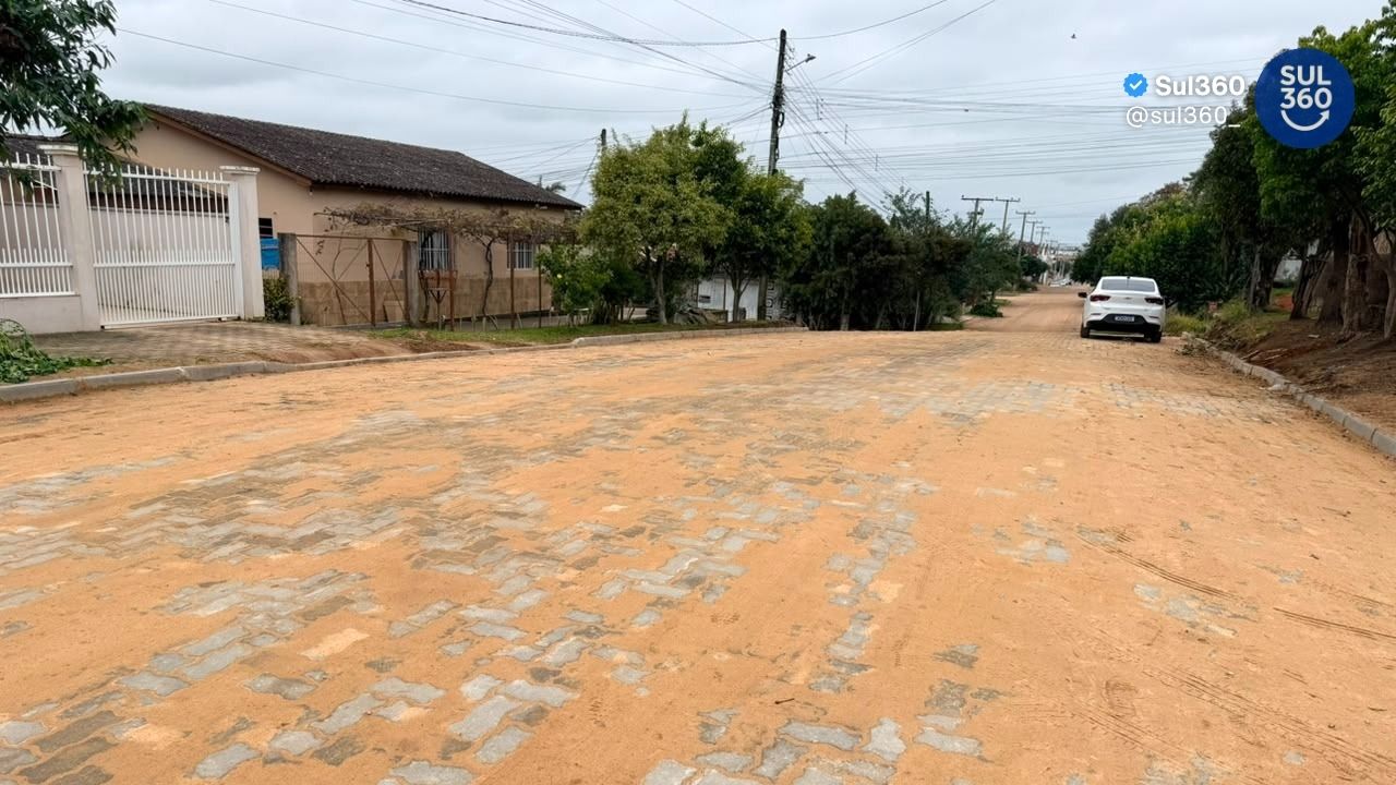 Rua Garibaldi recebe novo trecho de calçamento no bairro Dona Tereza em Camaquã