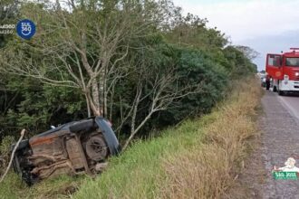Acidente com capotamento deixa dois feridos na ERS-717, em Tapes
