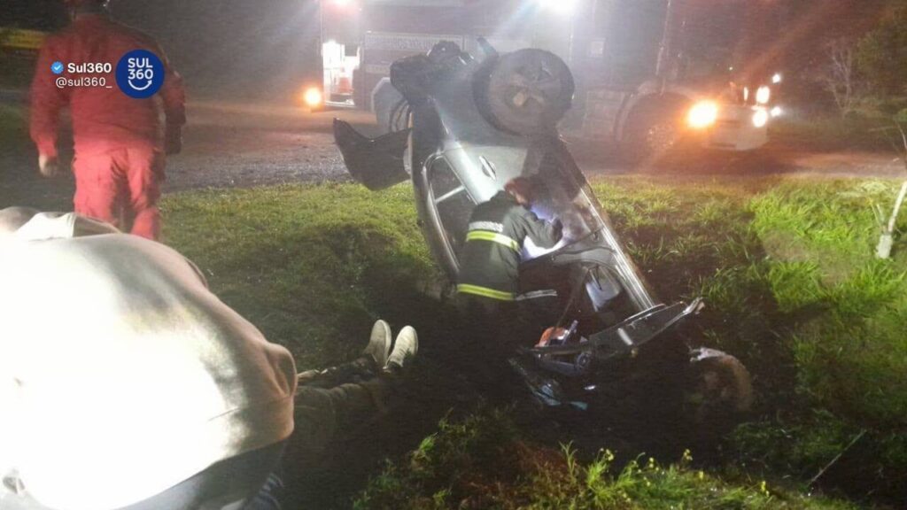Motorista fica ferido após capotamento de veículo na ERS-717, em Tapes