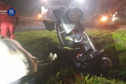 Motorista fica ferido após capotamento de veículo na ERS-717, em Tapes