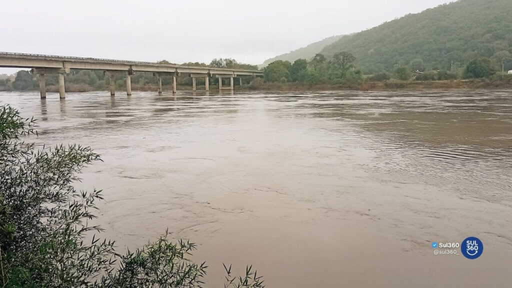 Rio Camaquã segue com risco de inundação após fortes chuvas