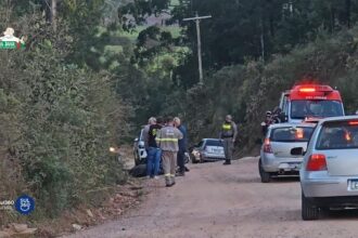 Colisão frontal entre duas motocicletas deixa feridos na Lomba da Barragem, em Camaquã