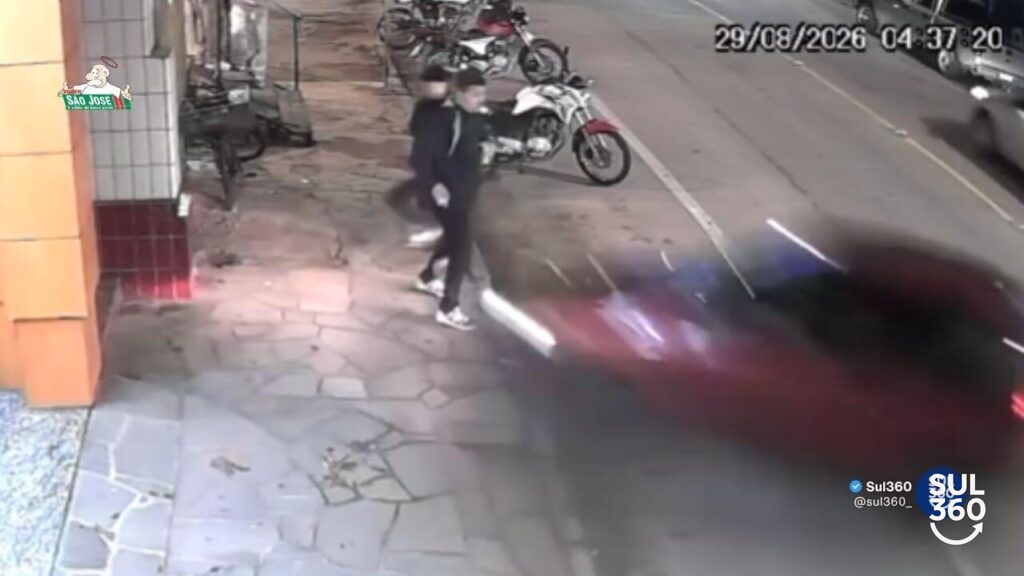 Carro invade calçada, atinge pedestres e deixa cinco feridos em Camaquã