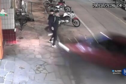 Carro invade calçada, atinge pedestres e deixa cinco feridos em Camaquã