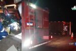 Caminhão tomba na BR-116 e deixa motorista preso às ferragens