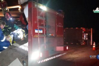Caminhão tomba na BR-116 e deixa motorista preso às ferragens
